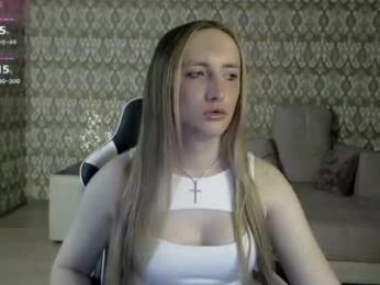 vi_luxxxy — вебкам-модель онлайн на chaturbate