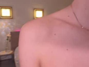 roselyn_rose — Chaturbate stream photo (Apr 2026)