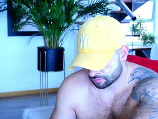 Lukhas — вебкам-модель онлайн на flirt4free