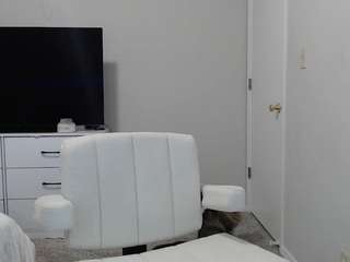 mmmmmmlia — вебкам-модель онлайн на camsoda