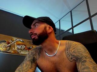 Armand — вебкам-модель онлайн на flirt4free