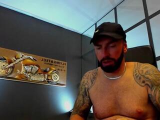 Armand — вебкам-модель онлайн на flirt4free