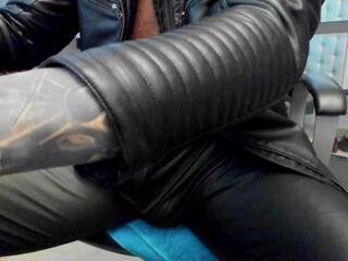 Armand — вебкам-модель онлайн на flirt4free