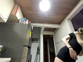 ReenKitty — вебкам-модель онлайн на stripchat