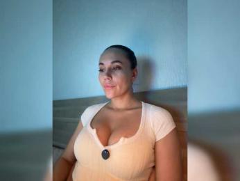 QWEENII — вебкам-модель онлайн на bongacams