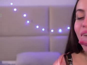 vivid_girls — вебкам-модель онлайн на chaturbate