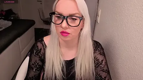 MIA-XXX — вебкам-модель онлайн на stripchat