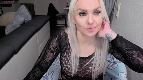 MIA-XXX — вебкам-модель онлайн на stripchat