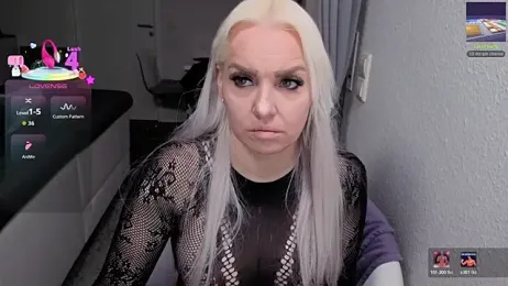 MIA-XXX — вебкам-модель онлайн на stripchat