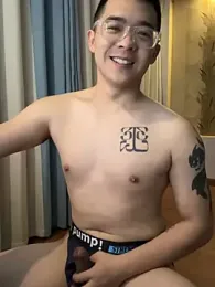 iamtobias — вебкам-модель онлайн на stripchat