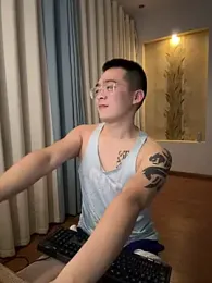 iamtobias — вебкам-модель онлайн на stripchat