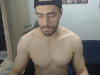 Jusstin I — вебкам-модель онлайн на flirt4free