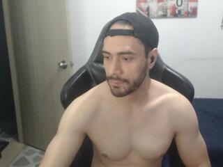 Jusstin I — вебкам-модель онлайн на flirt4free