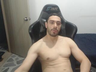 Jusstin I — вебкам-модель онлайн на flirt4free