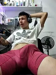 tom_latin — Stripchat stream photo (Jun 2026)