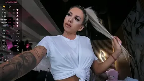 LisaAkira — вебкам-модель онлайн на stripchat