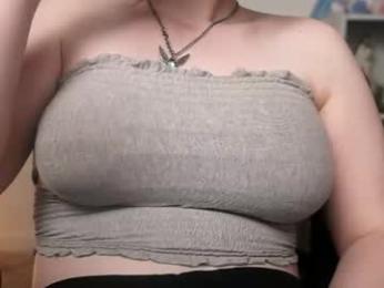 krystalsyxx — вебкам-модель онлайн на chaturbate