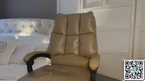 UrLillShy — вебкам-модель онлайн на stripchat