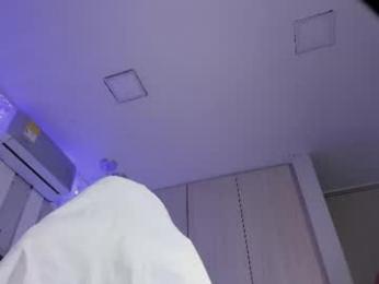akazaboy — вебкам-модель онлайн на chaturbate