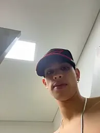 HarryGaze — вебкам-модель онлайн на stripchat