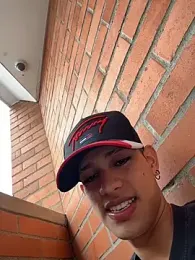 HarryGaze — вебкам-модель онлайн на stripchat