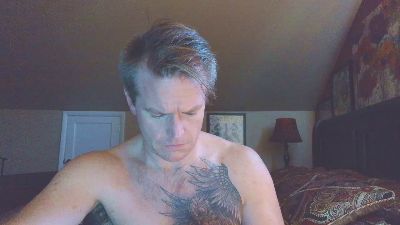 DILFiGuess1 — вебкам-модель онлайн на cam4