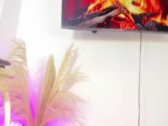 angelasantini — вебкам-модель онлайн на chaturbate