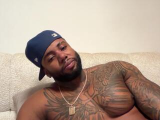 Tairon Tucke — вебкам-модель онлайн на flirt4free