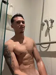_adriielzx — вебкам-модель онлайн на stripchat
