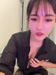 SLO-001 — Stripchat stream photo (Apr 2026)