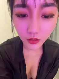 SLO-001 — Stripchat stream photo (Apr 2026)