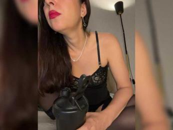 ElviraMilf — вебкам-модель онлайн на bongacams