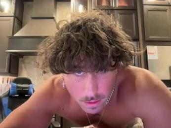 hungkingg22 — вебкам-модель онлайн на chaturbate