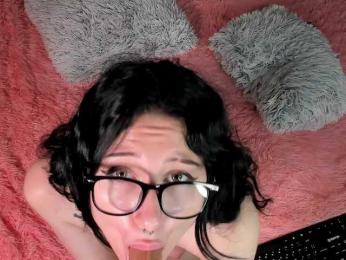 GlitchDoll — вебкам-модель онлайн на bongacams