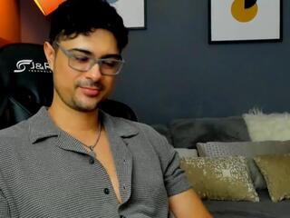 Wext — вебкам-модель онлайн на flirt4free