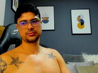 Wext — вебкам-модель онлайн на flirt4free