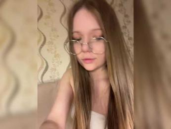 MelMooon — вебкам-модель онлайн на bongacams