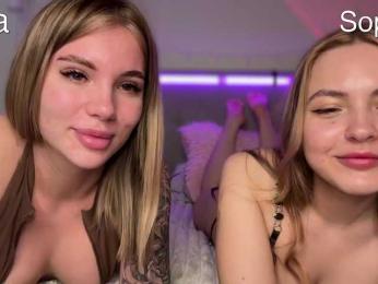 VelvetTwins — вебкам-модель онлайн на bongacams