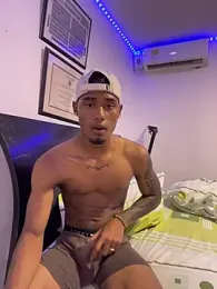 Ydiaz09 — вебкам-модель онлайн на stripchat