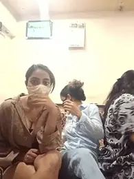 HoneyHush — вебкам-модель онлайн на stripchat