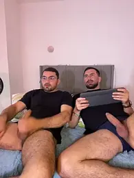 SantiGxxx33 — вебкам-модель онлайн на stripchat