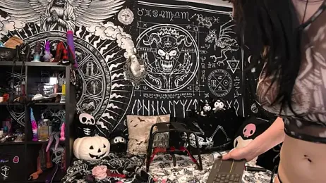 EVILYN — вебкам-модель онлайн на stripchat