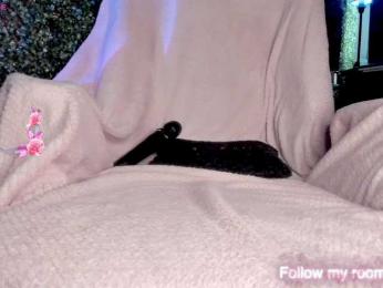 EmilyLopess — вебкам-модель онлайн на bongacams