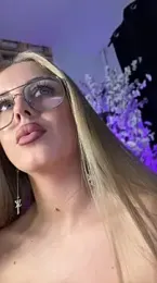 AubrieleRouj1 — Stripchat stream photo (May 2026)