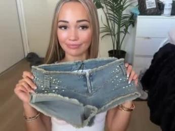 luvlivvyy — вебкам-модель онлайн на chaturbate