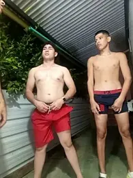 3hornys-straights — вебкам-модель онлайн на stripchat