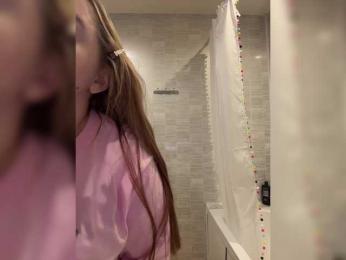 LittleDelora — вебкам-модель онлайн на bongacams