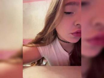 LittleDelora — вебкам-модель онлайн на bongacams