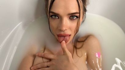 Agatha — вебкам-модель онлайн на skyprivate