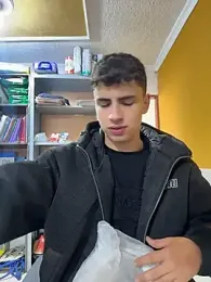 AdrianRinaldi — вебкам-модель онлайн на stripchat